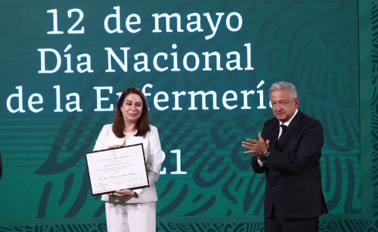 Por: Cortesía AMLO entrega premios a trabajadoras de la salud por Día Internacional de la Enfermería