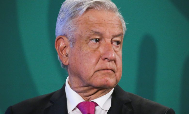 Por: Cortesía Celebra AMLO que tras su denuncia se revelaron más casos de candidatos que regalan tarjetas