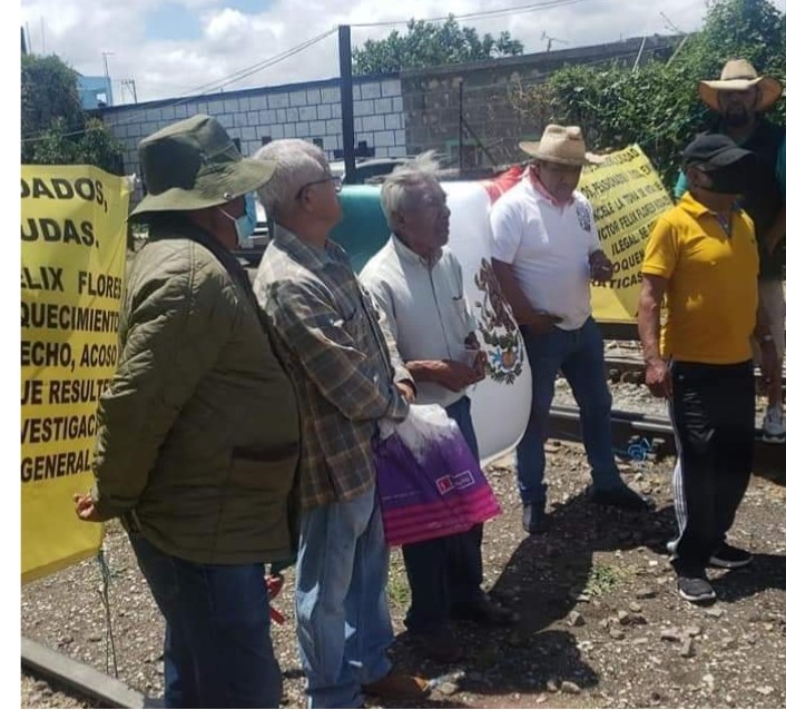 Por: Cortesía Ex trabajadores de ferrocarriles bloquean las vías del tren en Amozoc; rechazan al líder Víctor Félix