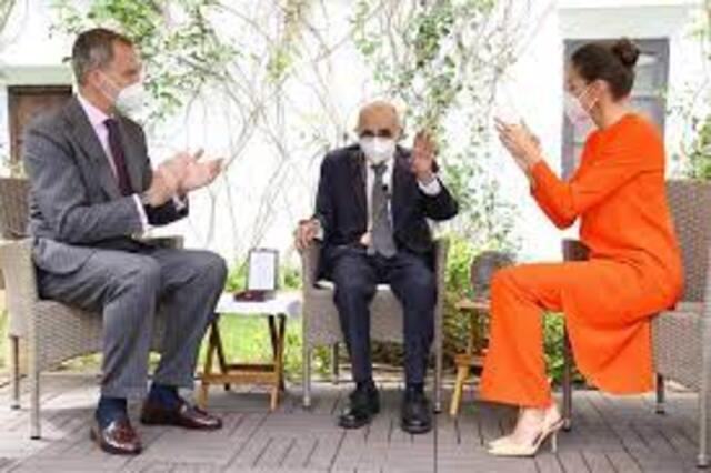 Por: Cortesía Los Reyes entregan a Francisco Brines el Premio Cervantes en su casa