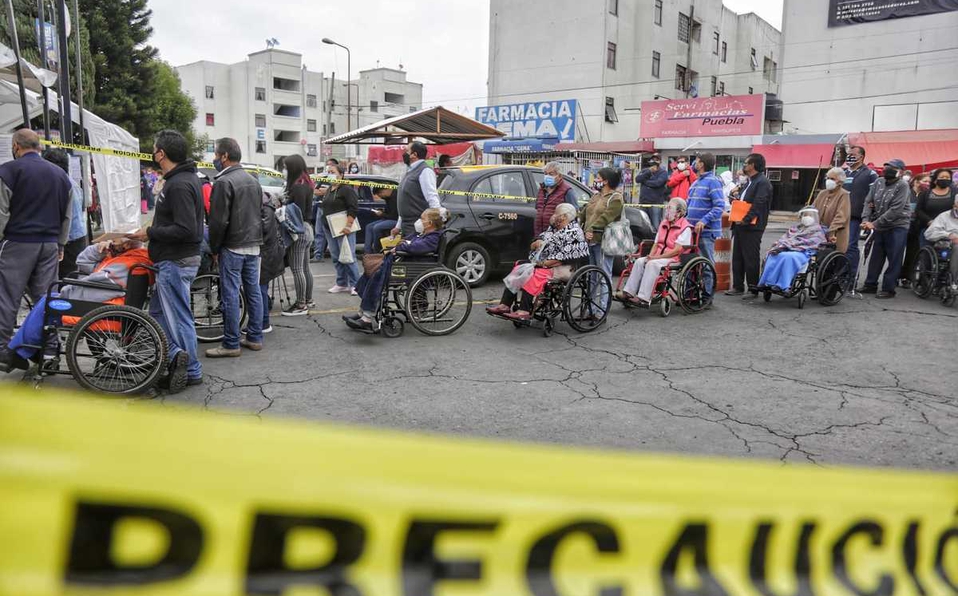 Por: Cortesía Enfermera simula aplicación de vacuna contra covid en Puebla