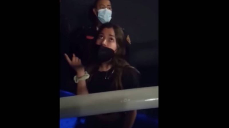 Por: Cortesía Mujer agrede a empleado de cine y lo amenaza con denunciarlo por acoso todo por pedir bajar los pies del asiento delantero