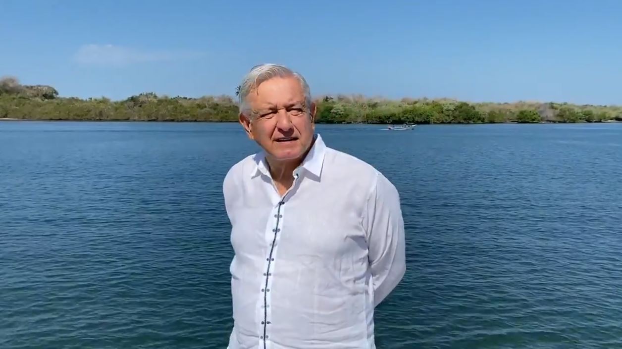 Por: Cortesía En este gobierno no se maltrata a los maestros: AMLO; felicita al magisterio en su día