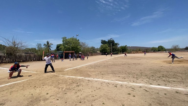 Por: Cortesía De gira por Sinaloa, AMLO juega beisbol en Picachos