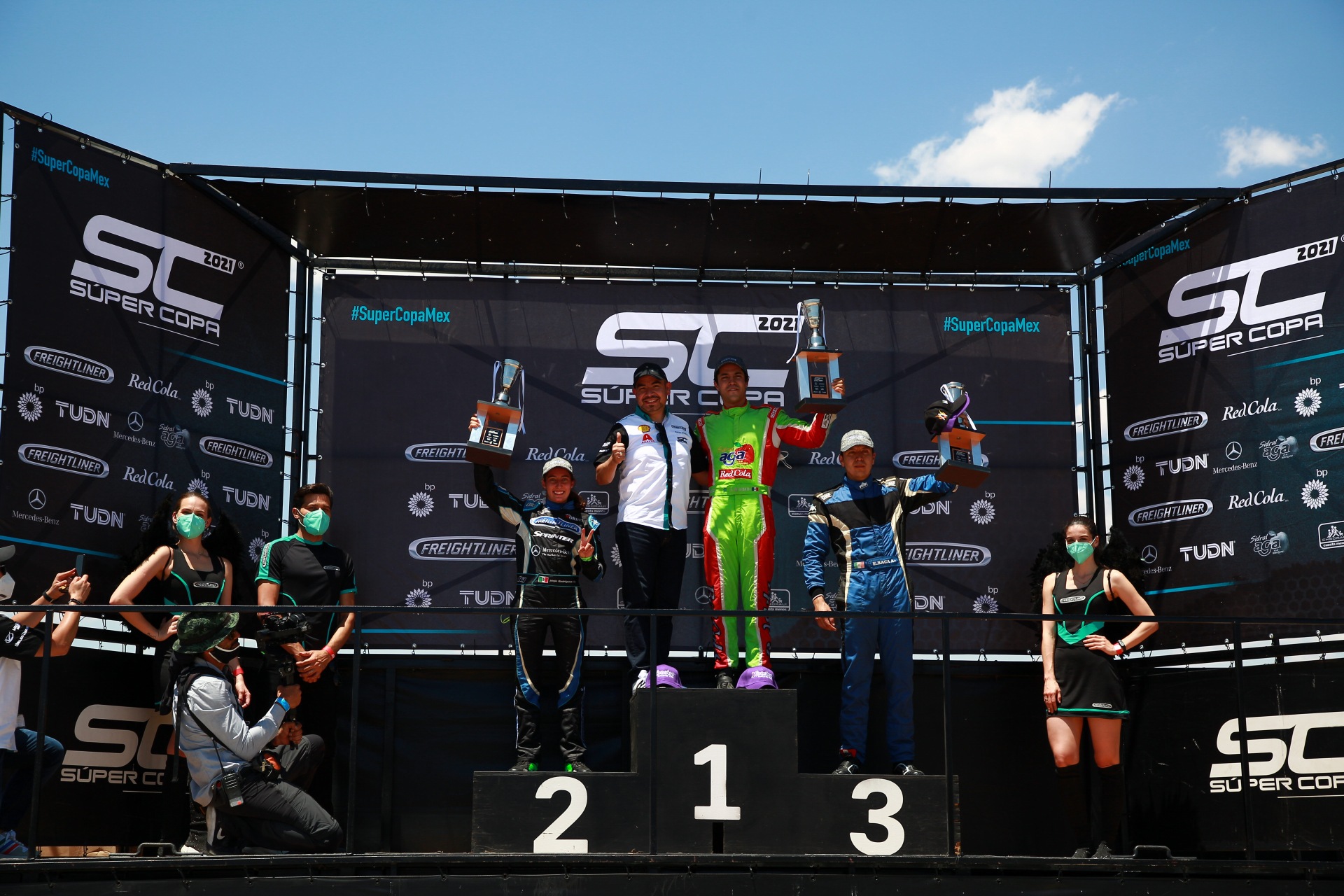 Por: Cortesía La poblana MaJo Rodríguez logró el segundo lugar en los tractocamiones de la Súper Copa