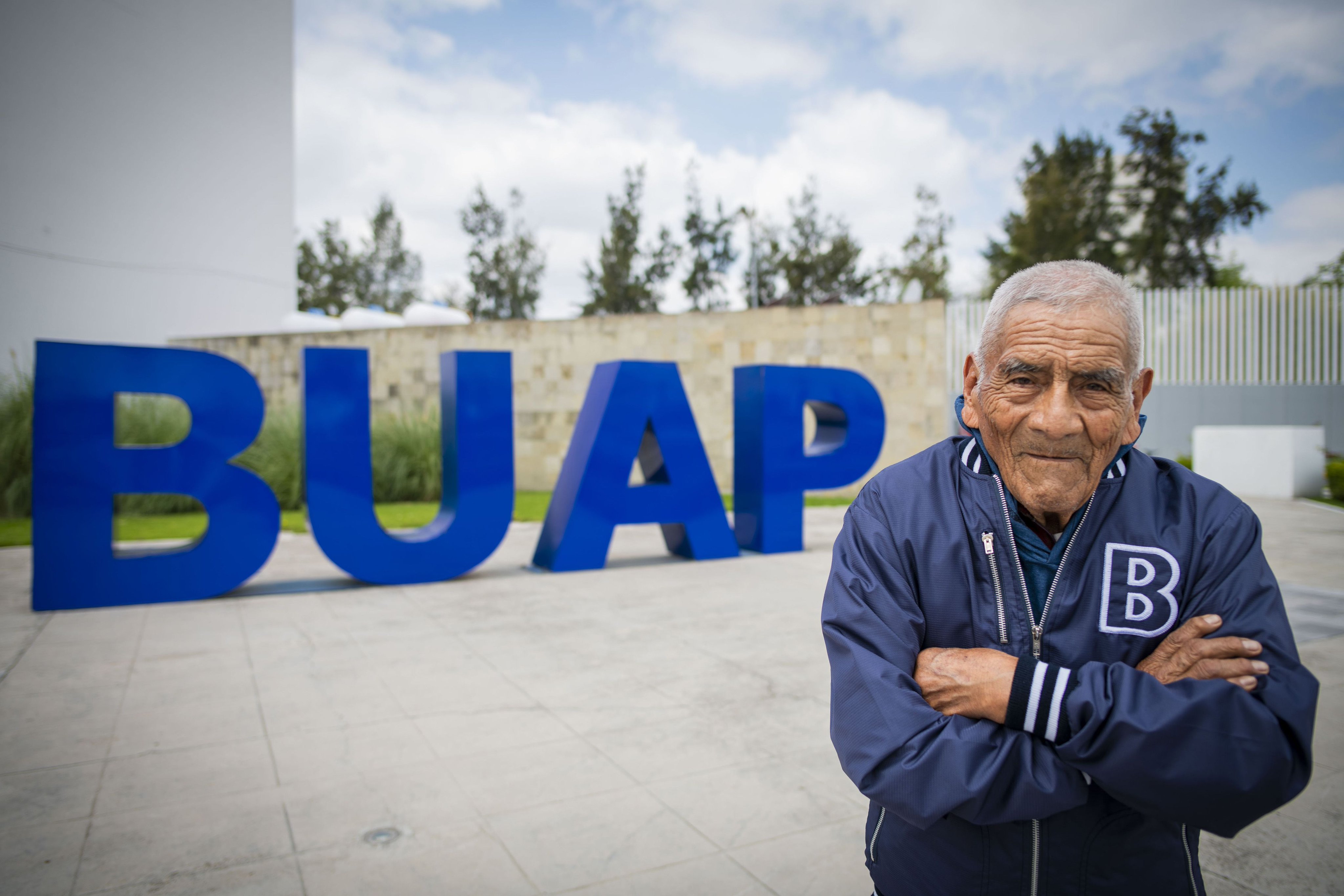 Por: Cortesía Don Felipe Espinosa de graduó como ingeniero por la BUAP a los 84 años de edad