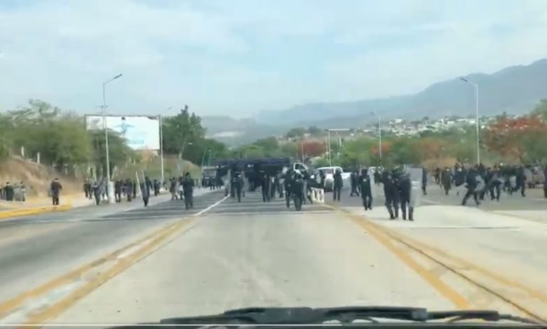 Por: Cortesía Enfrentamiento entre normalistas y policías de Chiapas deja 95 detenidos