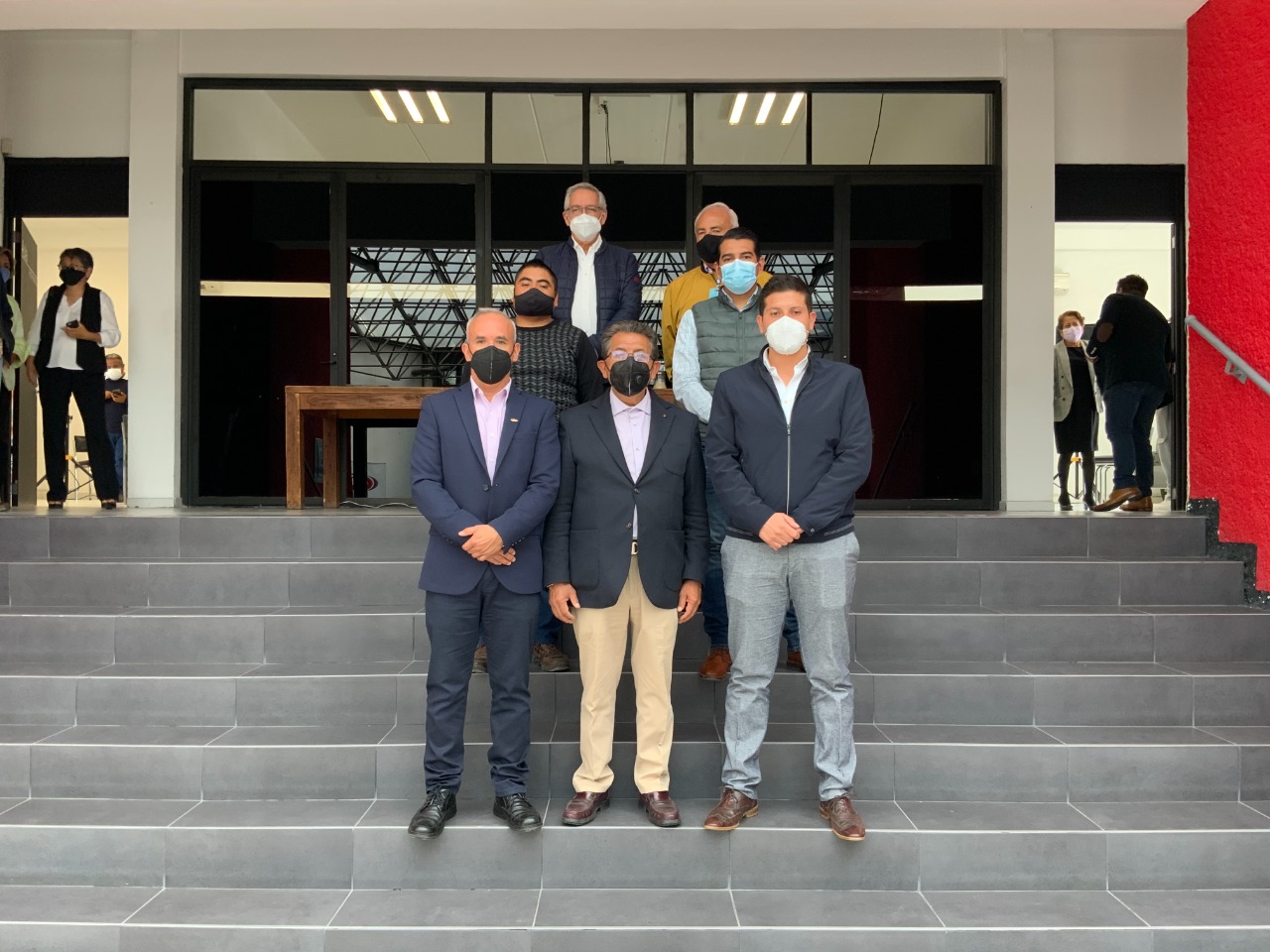 Serafín Ortiz firma pacto con la industria de la construcción en busca de la alcaldía de Tlaxcala.