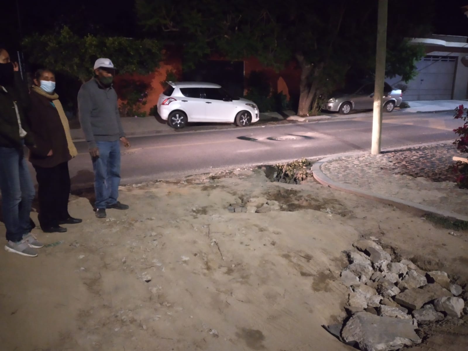 Por: Carlos Aguirre Socavones y aguas residuales aquejan al Barrio de Comalteapa en la Magdalena Tlaltelulco