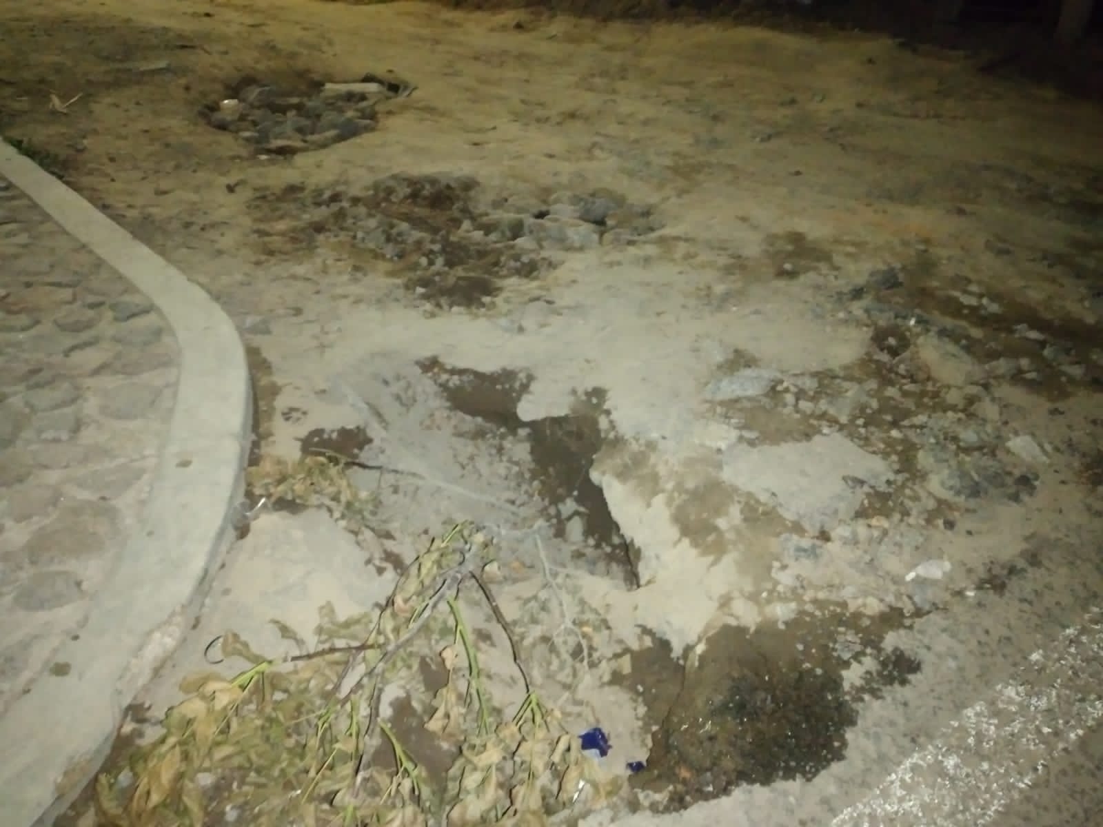 Socavones y aguas residuales aquejan al Barrio de Comalteapa en la Magdalena Tlaltelulco