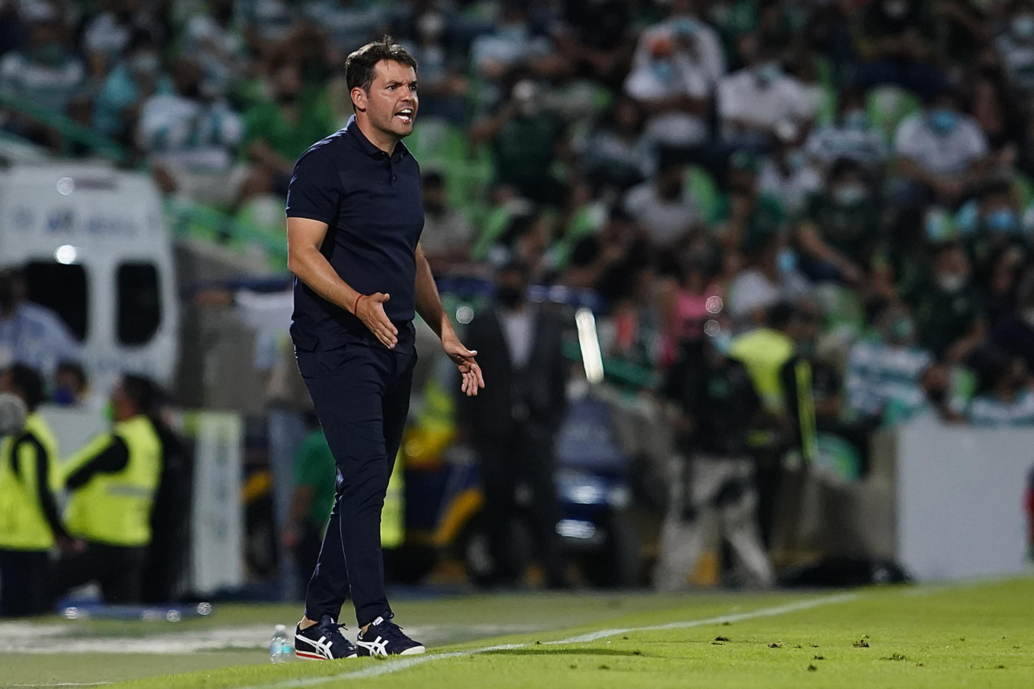 Por: Cortesía Larcamón explotó contra el arbitraje tras goleada de Santos