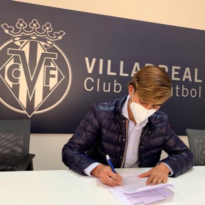 Por: Cortesía El poblano Emiliano García celebró el título del Villarreal en la Europa League