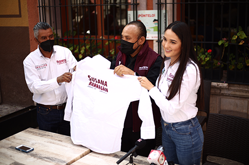 Por: Cortesía Óscar Acuña declina a favor de Susana Barragán, candidata a diputada local por el Distrito 11