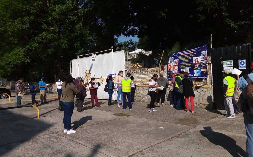 Por: Cortesía En cuarto día de vacunación a maestros en Puebla, disminuyen asistentes sin código QR