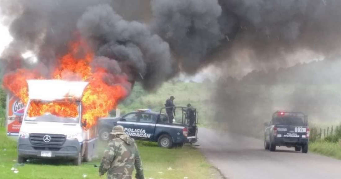 Por: Cortesía Queman camiones y bloquean carreteras en Michoacán