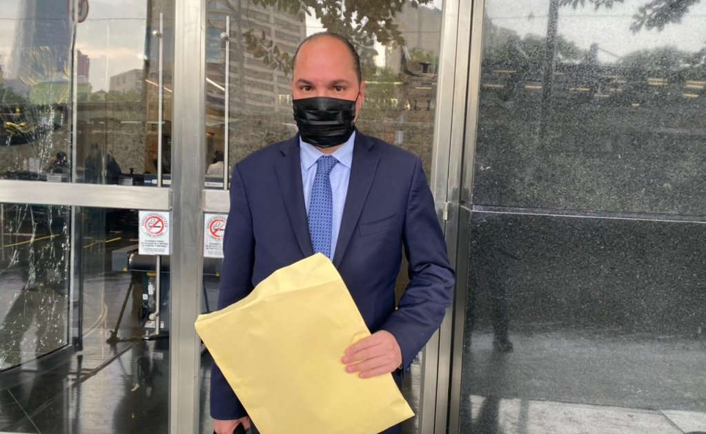 Por: Cortesía FGR entrega investigación a Ricardo Anaya
