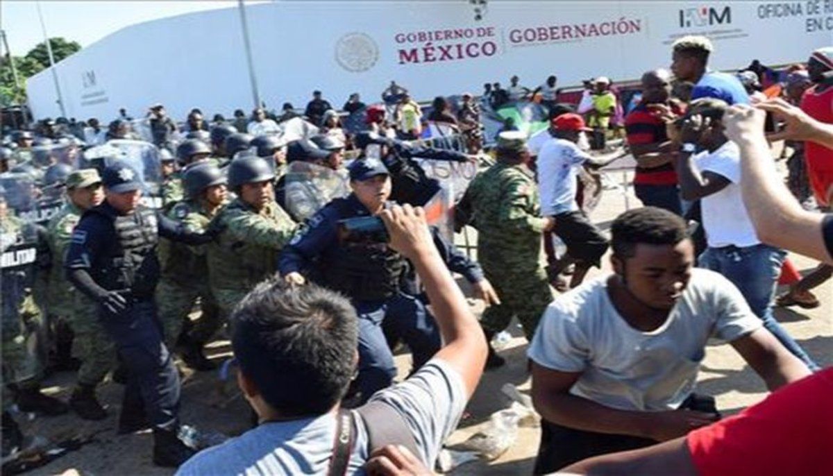 Por: Cortesía Suspenden a dos tras video que muestran agresiones a inmigrante