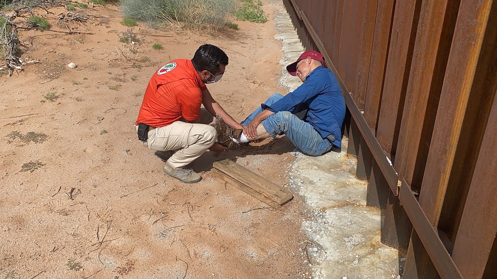 Por: Cortesía Hallan a migrante que llevaba tres días lesionado tras caer del muro de EE.UU.