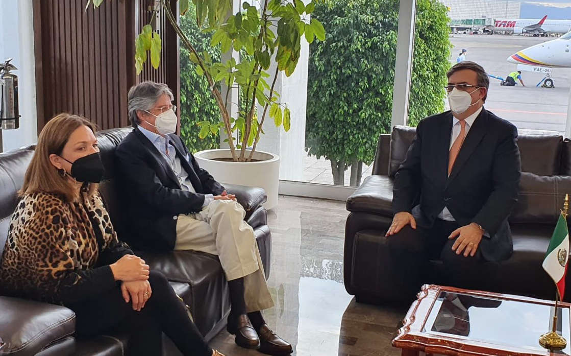 Por: Cortesía Ebrard recibe en AICM al presidente de Ecuador