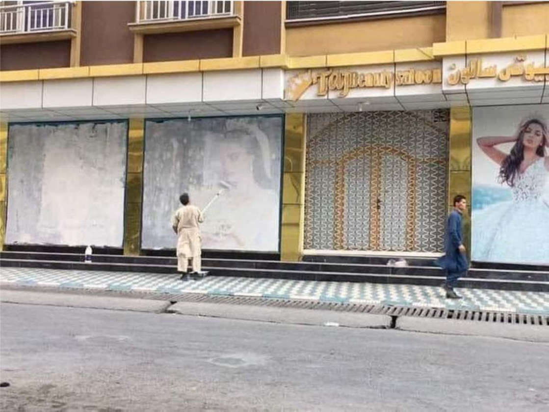 Por: Cortesía Talibanes se deshacen de fotos de mujeres en calles de Kabul