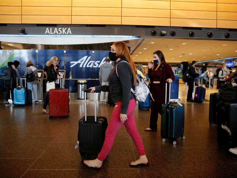 Otras aerolíneas se suman a la prohibición del cubrebocas de tela