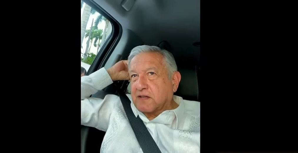 Por: Cortesía AMLO da mañanera desde coche por bloque de CNTE en Chiapas