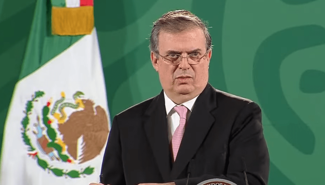 Por: Cortesía Pasaportes de menores tendrán foto de sus padres; dice Ebrard