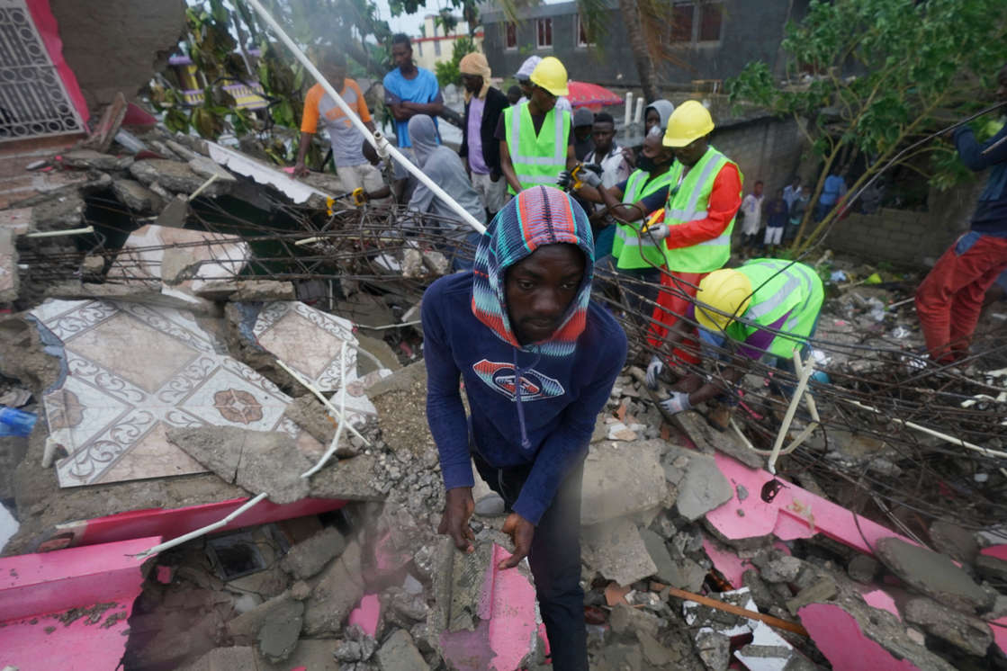 Por: Cortesía A cuatro días del sismo, siguen colapsando los hospitales en Haití