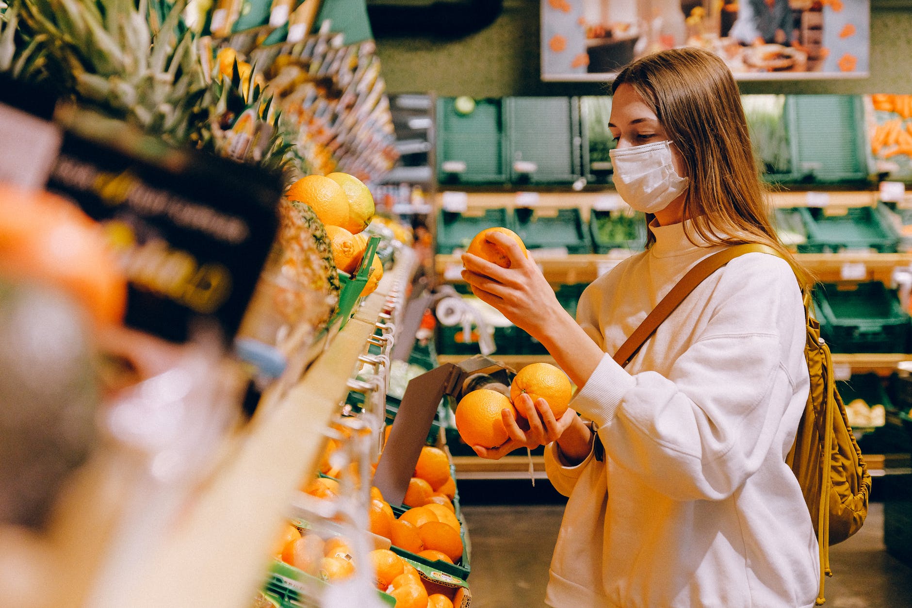 Por: Cortesía Encarcelan a mujer que escupió en alimentos del supermercado tras tener covid-19