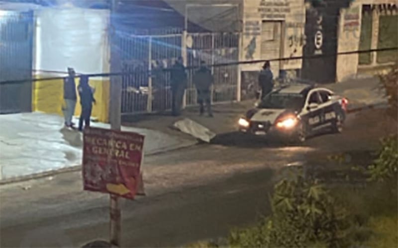 Por: Cortesía Vecinos hallan cadáver frente a la Iglesia de San Judas Tadeo en la ciudad de Puebla