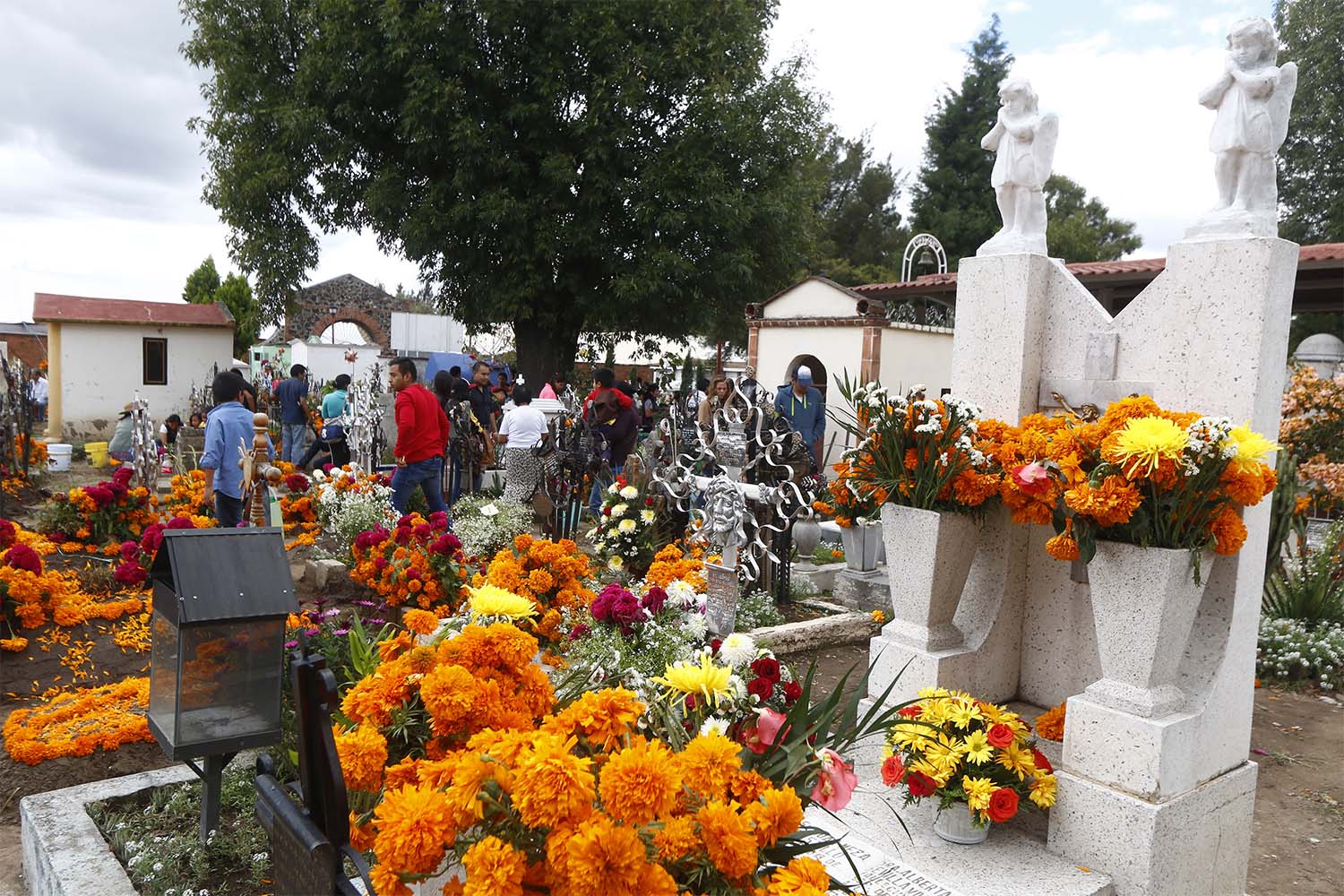 Panteones de la ciudad se llenan de visitantes para festividades de Día de Muertos