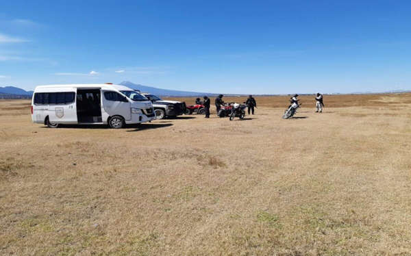 Por: Cortesía INM halla camioneta con 49 migrantes frente a instalaciones de Audi en Puebla