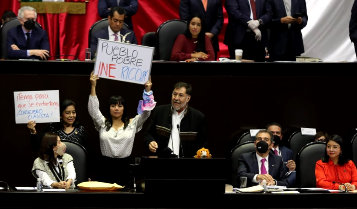 Por: Cortesía En comparecencia, diputados le gritan a Lorenzo Córdova "¡Bájate el sueldo!"