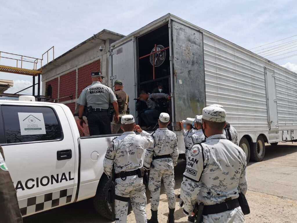 Por: Cortesía INM y Guardia Nacional realizan operativo para frenar caravana migrante