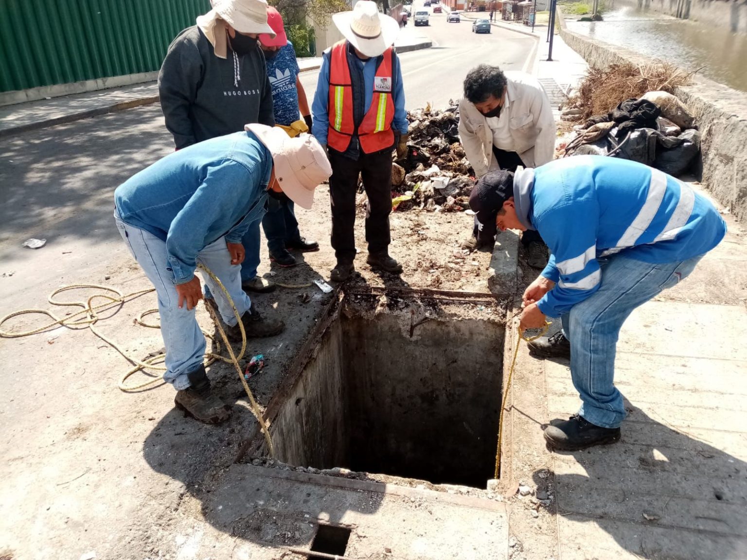 Por: Cortesía Extrae Ayuntamiento de Tlaxcala toneladas de basura de registro profundo
