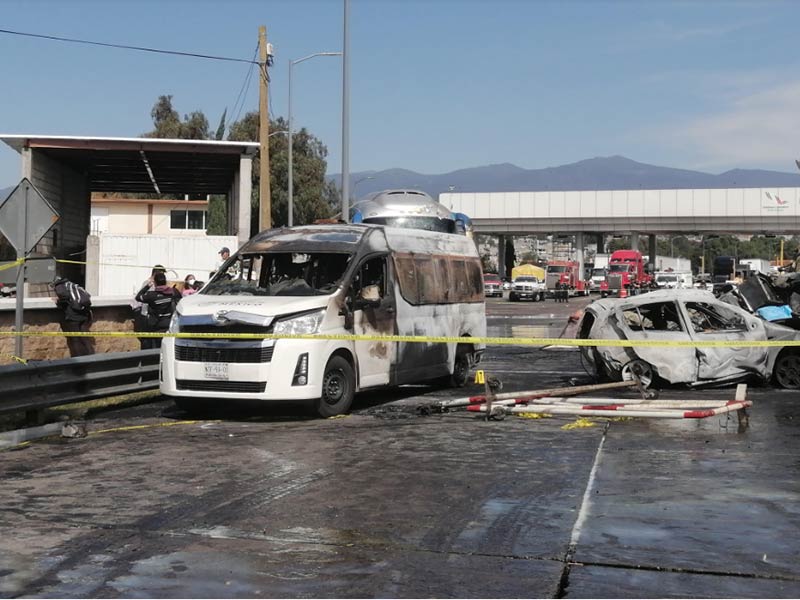 Por: Cortesía Tráiler embiste a múltiples vehículos dejando cuerpos calcinados al instante en la caseta de San Marcos