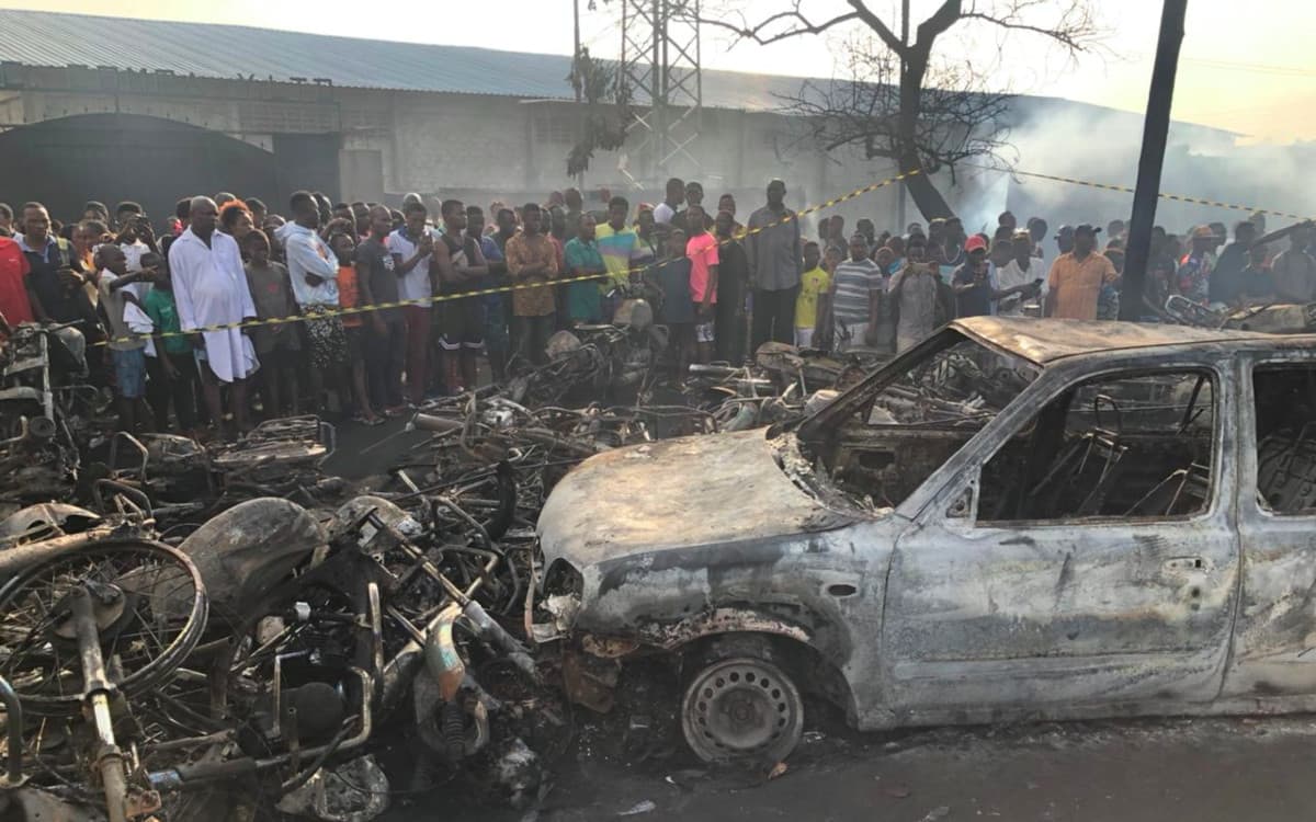Por: Cortesía Sube a 99 muertos y 100 heridos la cifra tras el incendio del camión con combustible en Sierra Leona