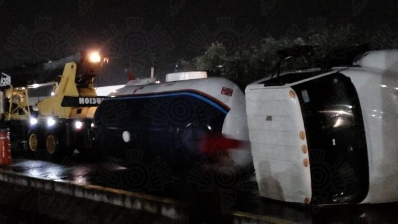 Por: Cortesía Se volcó una pipa de gas LP en Cuautlancingo