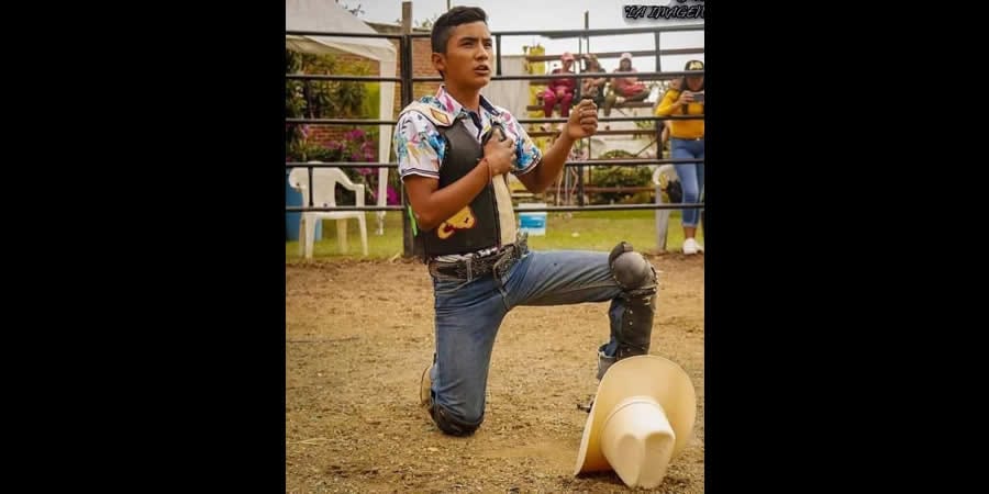 Por: Cortesía Fallece menor de edad durante Jaripeo en Atlixco; el toro lo arrastro mientras realizaba una monta (Video)