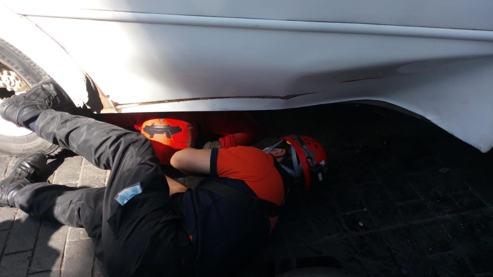 Por: Cortesía Motociclista queda debajo del transporte público ante el intento de ganar el paso en Puebla