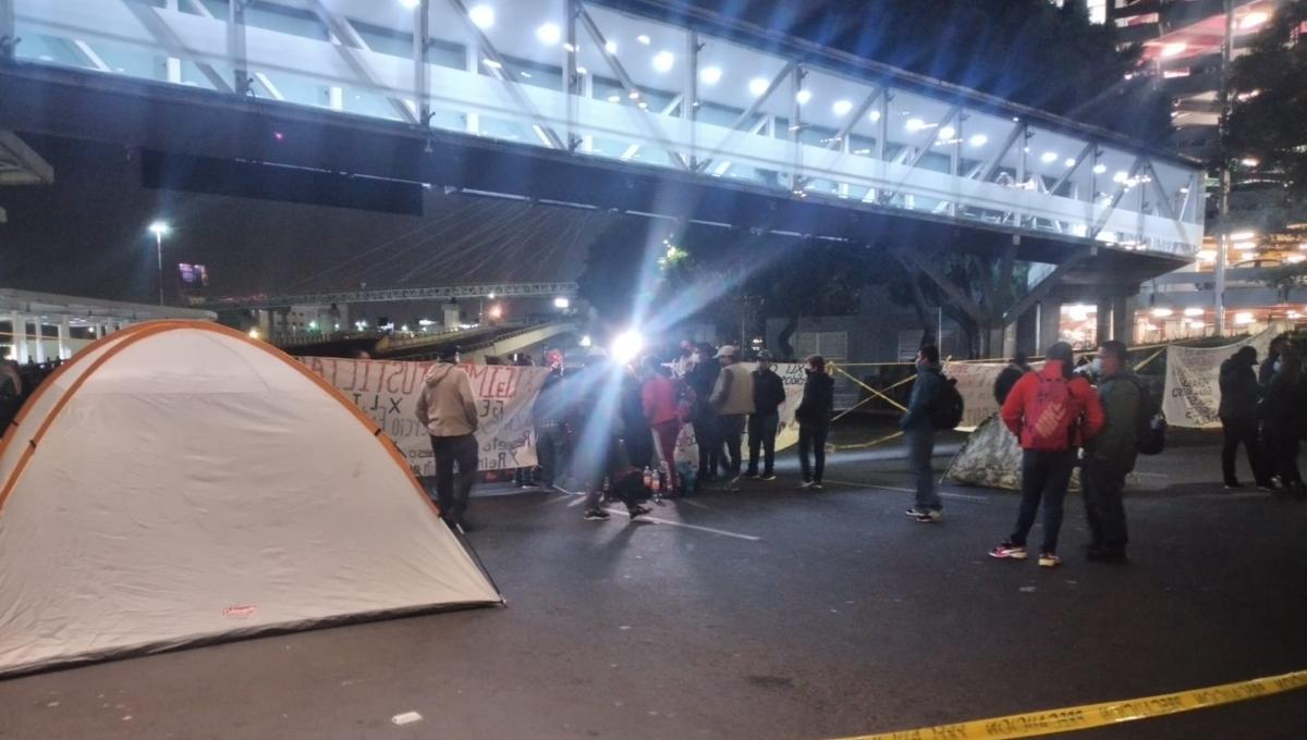 Extrabajadores de aduanas mantendrán bloqueado el acceso a la terminal 1 del AICM