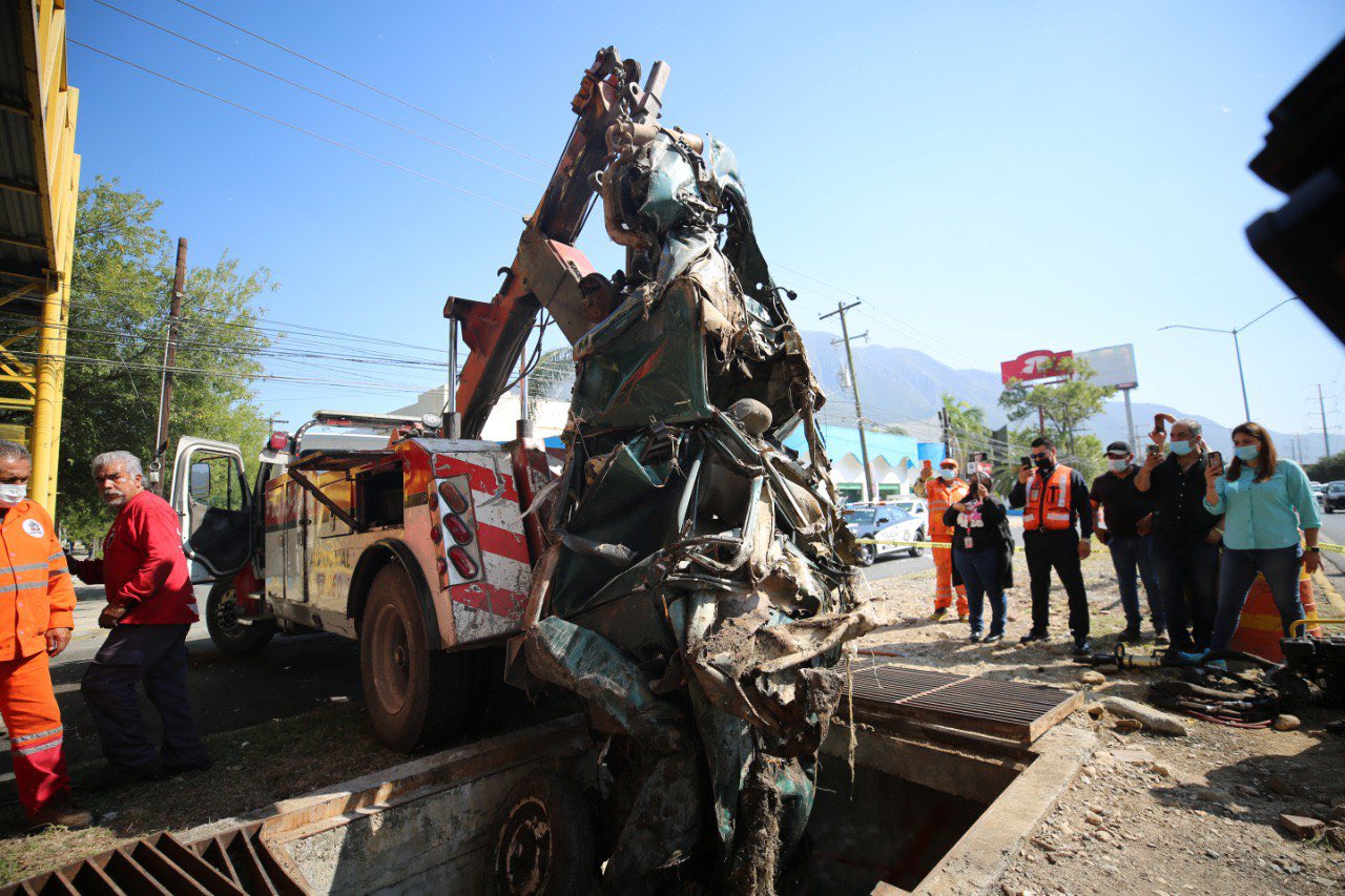 Por: Cortesía Hallan 'vochito' que llevaba más de una década atorado en el drenaje de Monterrey; ya fue extraído