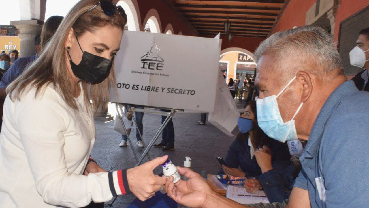 Por: Cortesía Paola Angón salió a emitir su voto para la elección interna que determinará a la nueva dirigencia estatal del PAN