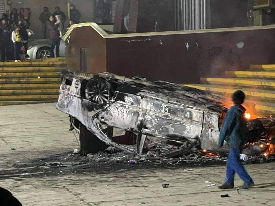Por: Cortesía Riña desata intento de linchamiento en Honey, Puebla; pobladores queman un vehículo