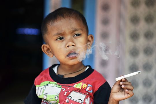 Por: Cortesía A pesar de estar prohibido, al rededor de 38 millones menores de 13 a 15 años consumen tabaco en el mundo: OMS