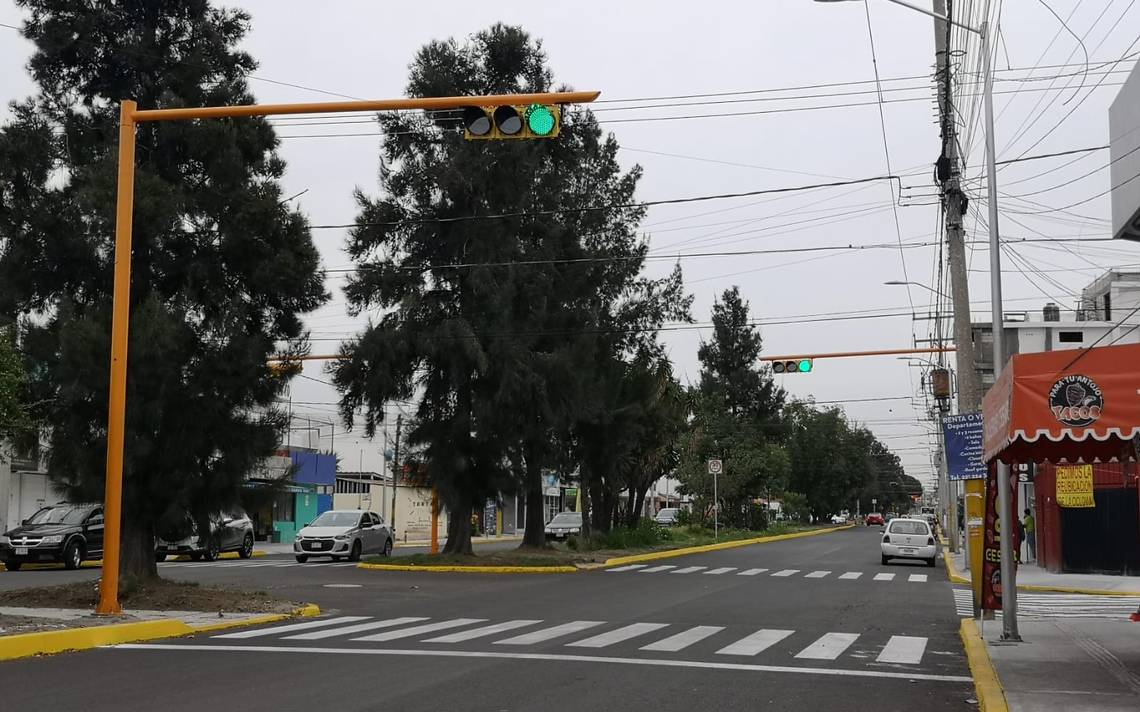 Una “aberración” 35 semáforos en avenida de San Manuel: Eduardo Rivera