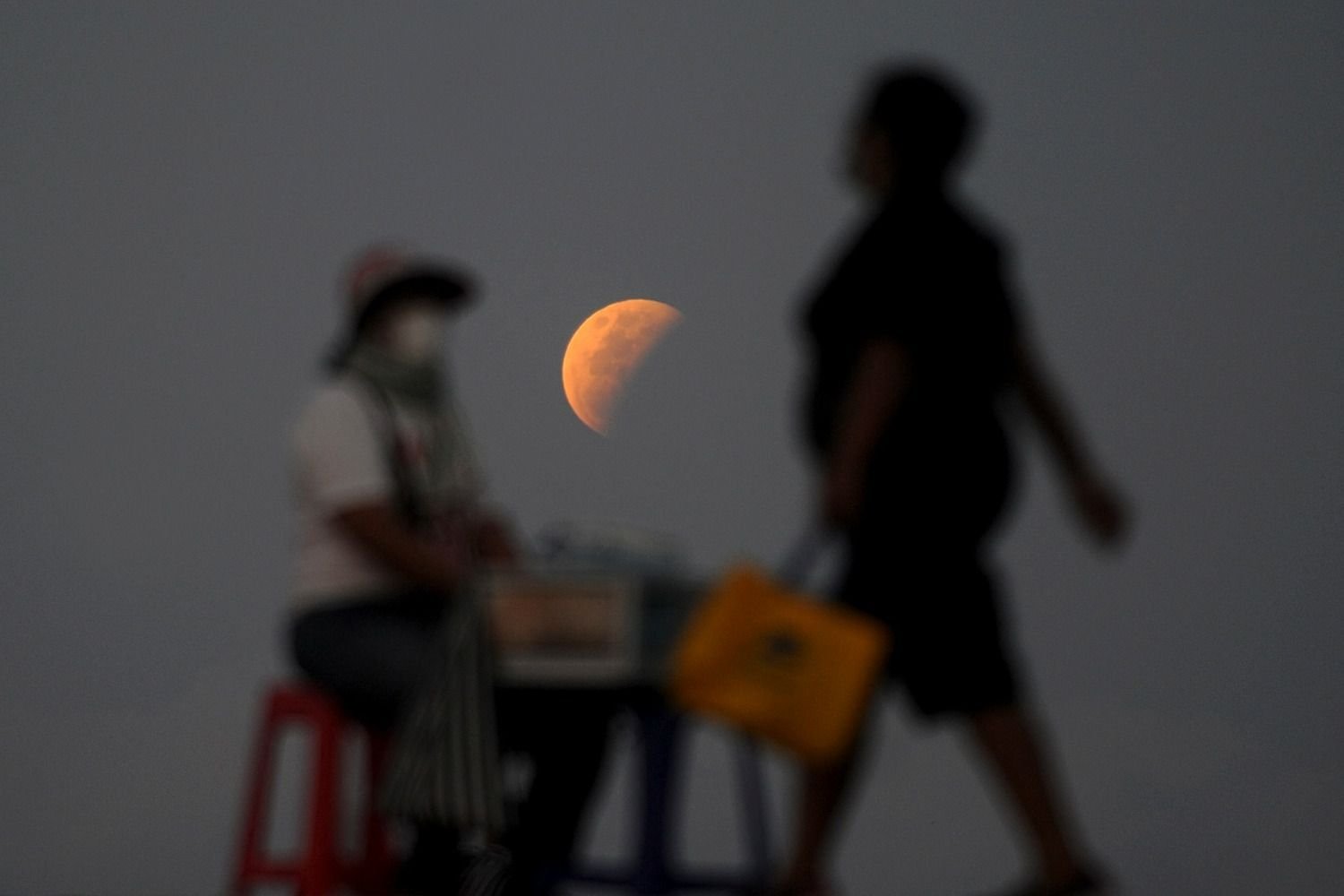 Por: Cortesía Así se vio el último eclipse lunar del año, el más largo del siglo