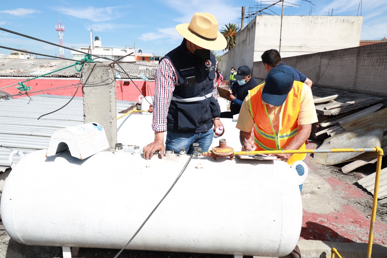 Protección Civil de Chiautempan inspeccionan tanques de gas LP en el mercado Hidalgo