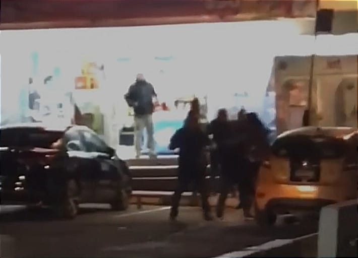 Se lían a golpes funcionarios de Panotla