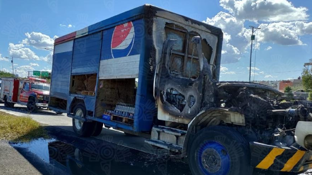 Por: Cortesía Un camión de carga se incendió sobre el Periférico Ecológico